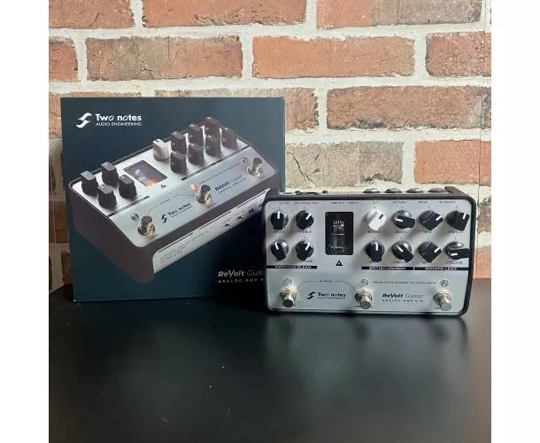 TWO NOTES - REVOLT GUITAR + BOITE + ALIMENTATION