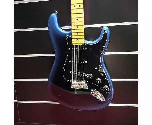 FENDER - AM PRO II STRAT DARK NIGHT EN ETUI + SANGLE