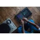 AKAI PROFESSIONAL - AUTONOMES - 16 PADS MPCE, TOUCH STRIP, ENCEINTES, SUR BATTERIE