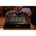 AKAI PROFESSIONAL - AUTONOMES - 16 PADS MPCE, TOUCH STRIP, ENCEINTES, SUR BATTERIE