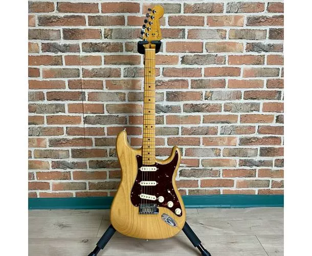 FENDER - STRATOCASTER AMERICAN ULTRA ASH MN + ETUI ET ACCESSOIRES