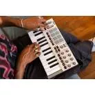 AKAI PROFESSIONAL - MINI TOUCHES - 25 TOUCHES, 8 PADS, 8 ENCODEURS, GRIS